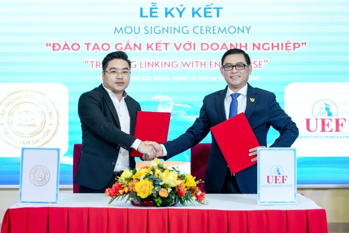 Đại diện UEF (bên phải) ký biên bản ghi nhớ hợp tác với các đơn vị để tăng cường nghiên cứu khoa học, trao đổi giảng viên. Ảnh: Đức Long