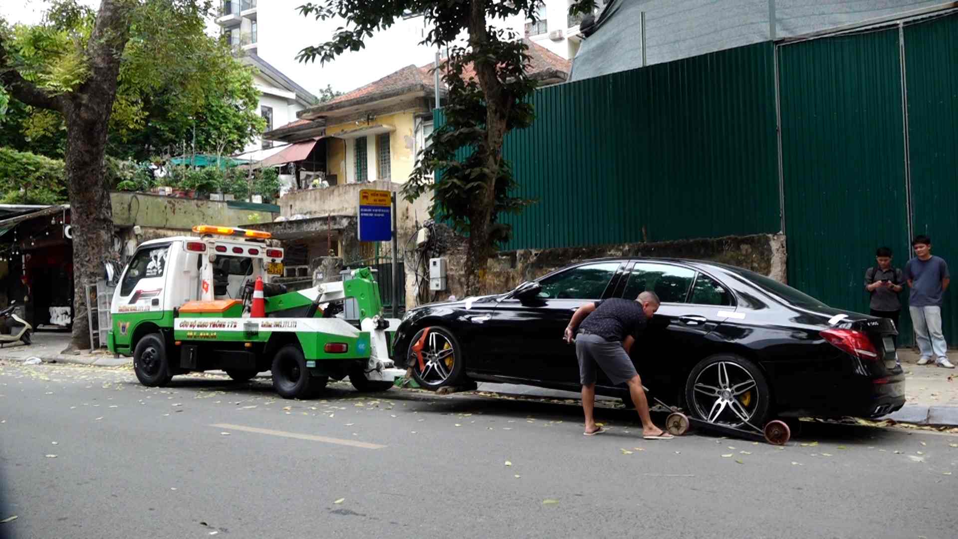 Concentrando fuerzas en patrullar, la policía maneja una serie de automóviles estacionados incorrectamente en las calles céntricas de Hanoi