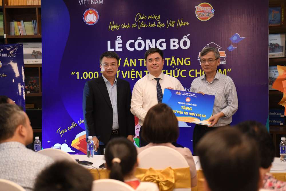 Thieu nien Tien phong and Nhi dong newspapers and the Vietnam Publishing Association awarded the library of knowledge to him.