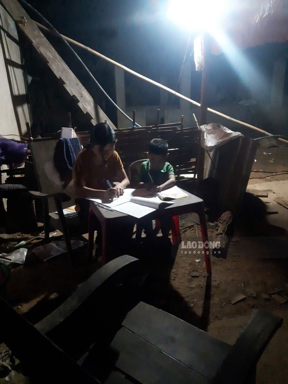 Nơi học buổi tối của 2 chị em Dân
