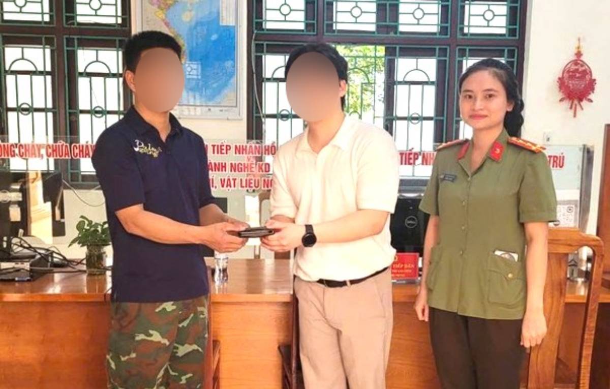M. Nguyễn Văn T et les agents de police du quartier de Phù Vân remettent les biens à M. H.Y. J. Photo: Police de Ninh Bình
