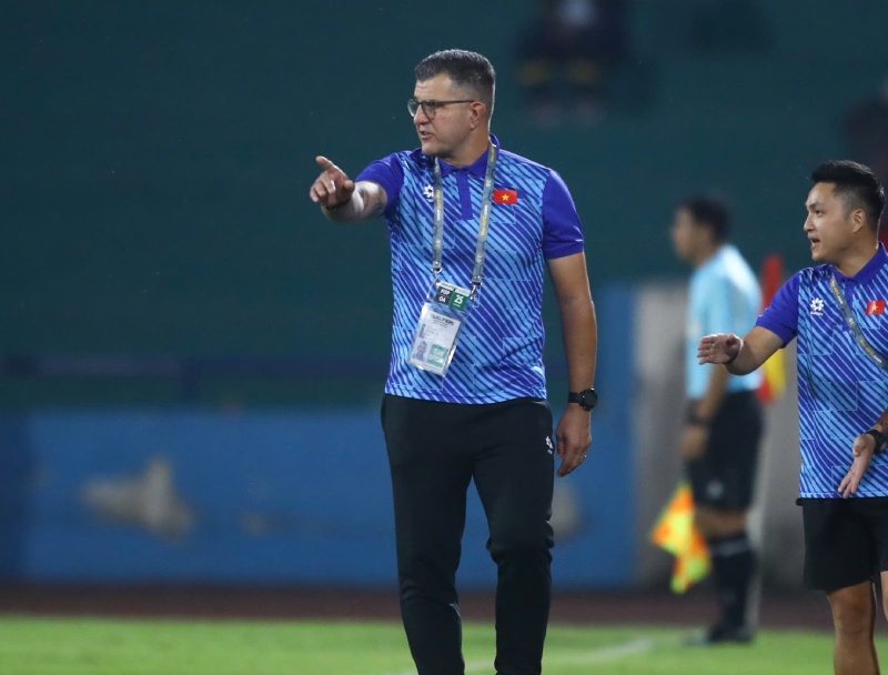 Ông Roland cùng U17 Việt Nam tạo nên những thành tích ấn tượng trong 2 năm qua. Ảnh: VFF