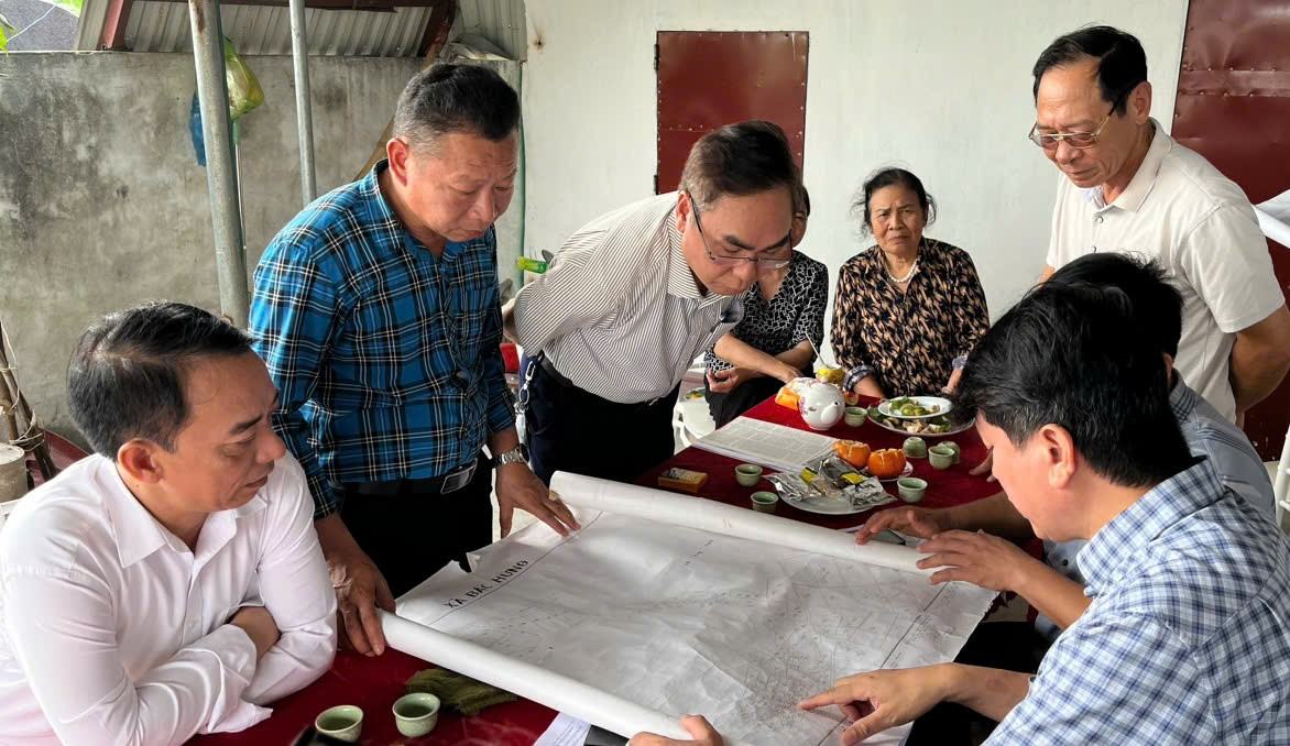 Đoàn khảo sát thực địa, đánh giá giá trị di tích phục vụ công tác lập hồ sơ đề nghị xếp hạng di tích năm 2026. Ảnh: Xã Chấn Hưng