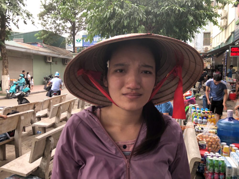 Chị Quỳnh bật khóc khi nhắc đến bệnh tình của con... Ảnh: Quỳnh Chi