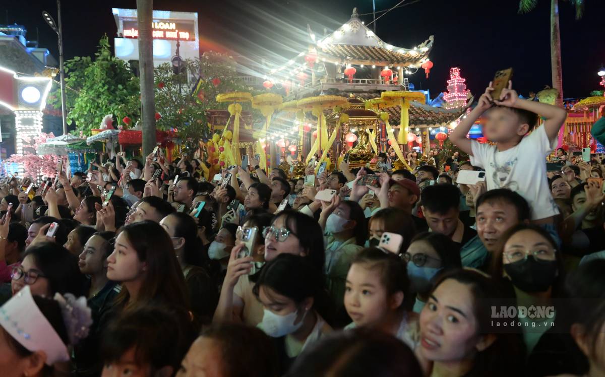 Dòng người chân kín chiêm ngưỡng pháo hoa 