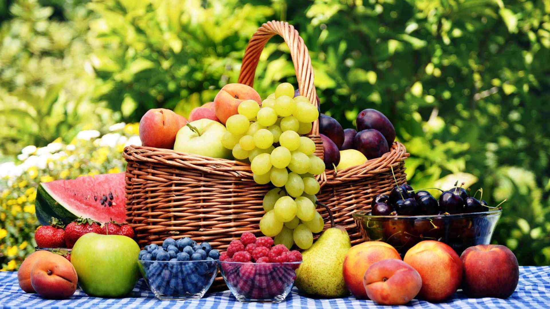 3 "superfoods" for summer to help skin protect from the sun from the inside