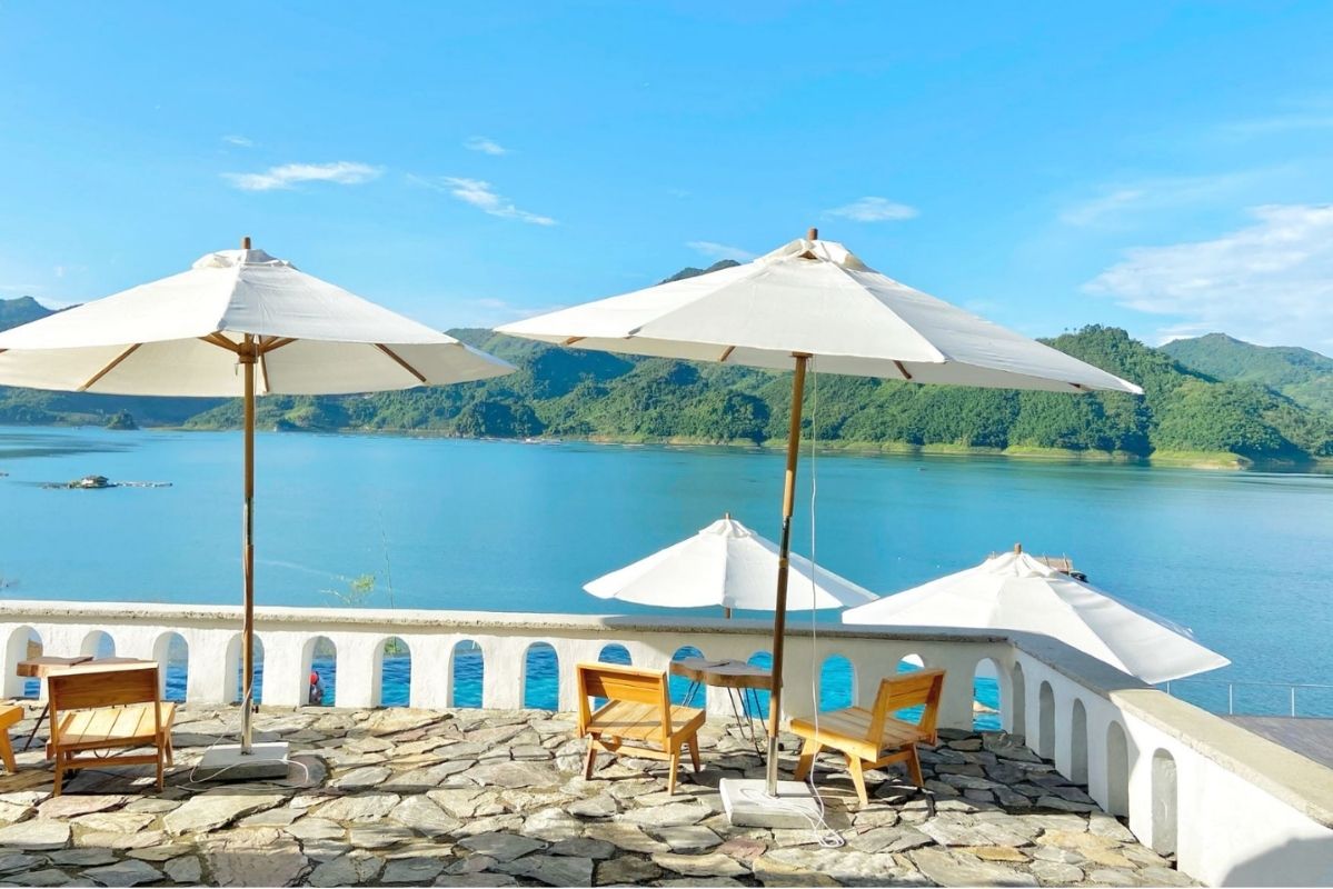 Les prévisions météorologiques d'aujourd'hui aident les touristes à consulter des informations avant d'explorer et de profiter d'activités de plein air. Photo: Văn Chuyên