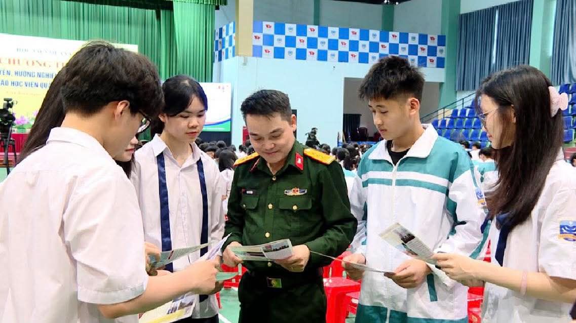 Học viện Quân y tư vấn tuyển sinh quân sự tại tỉnh Ninh Bình hồi tháng 3.2026. Ảnh: Học viện Quân y 