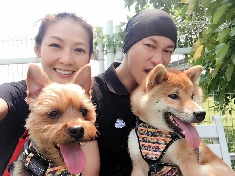 Vợ chồng Hà Nhuận Đông và Lâm Bội Hy nuôi 2 chú cún. Ảnh: Xinhua