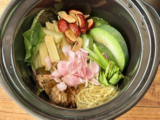 Các nguyên liệu được sơ chế sạch sẽ trước khi cho vào nồi nấu. Ảnh: Phạm Thanh Tuyền