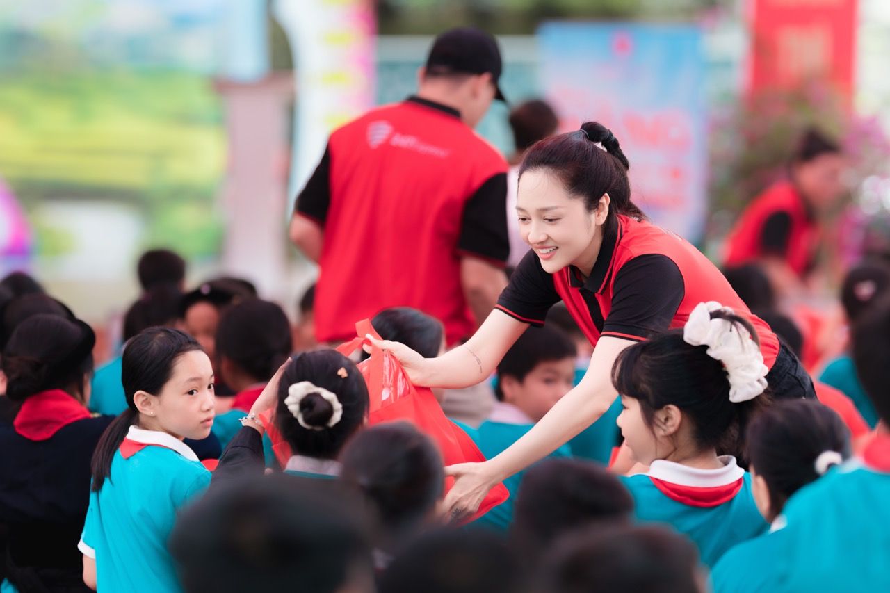Singer Bao Anh brings love to disadvantaged children. Photo: Organizing Committee.