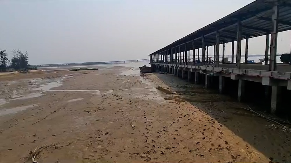 Fishing ports are silted up, fishermen in Ha Tinh struggle with boat anchorage. Photo: Tran Tuan