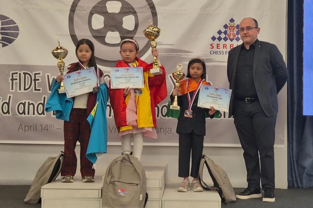 Chess player Nguyen Duc Huyen My (middle) on the podium at the World Youth Chess Championship. Photo: Cut from video