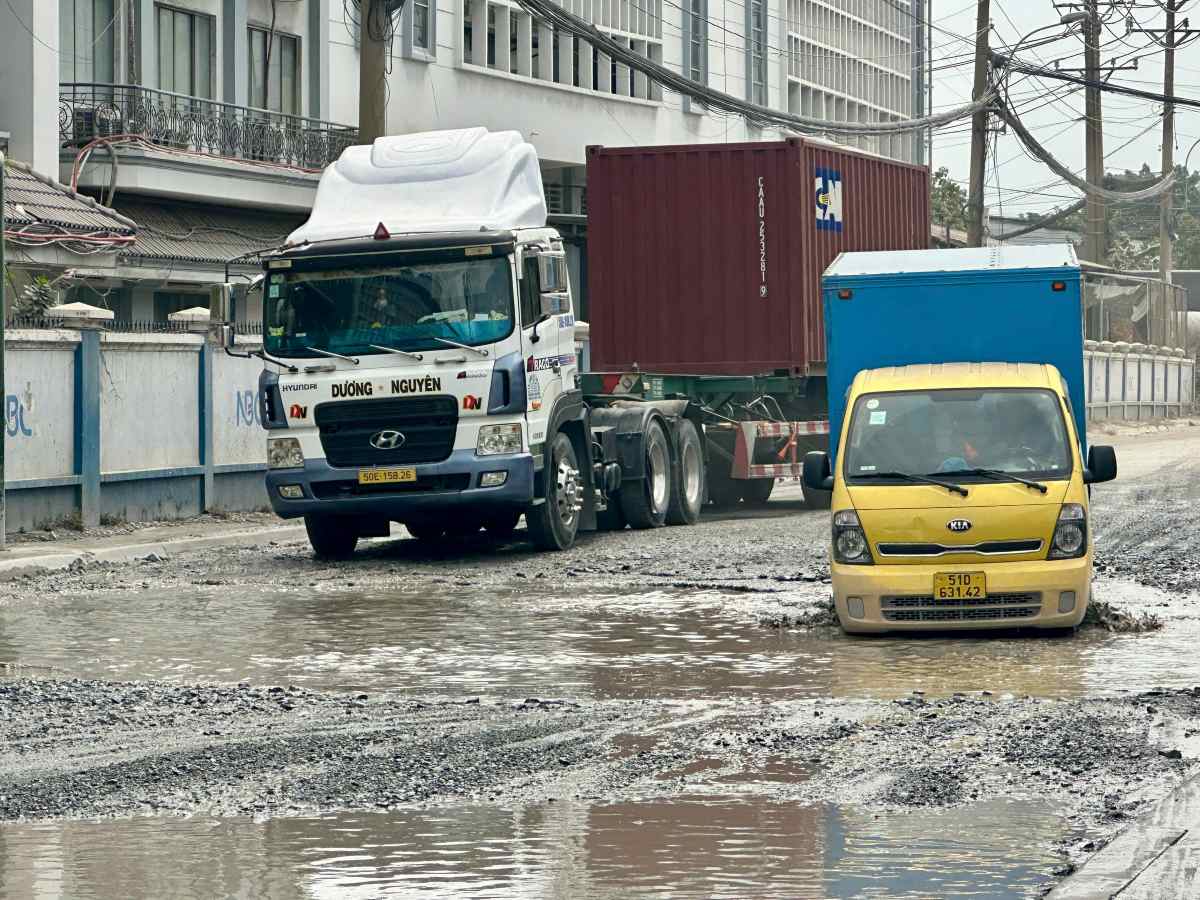 Nước ngập bánh xe tải khi lưu thông trên đường Bến Nghé - TPHCM. Ảnh: Minh Tâm