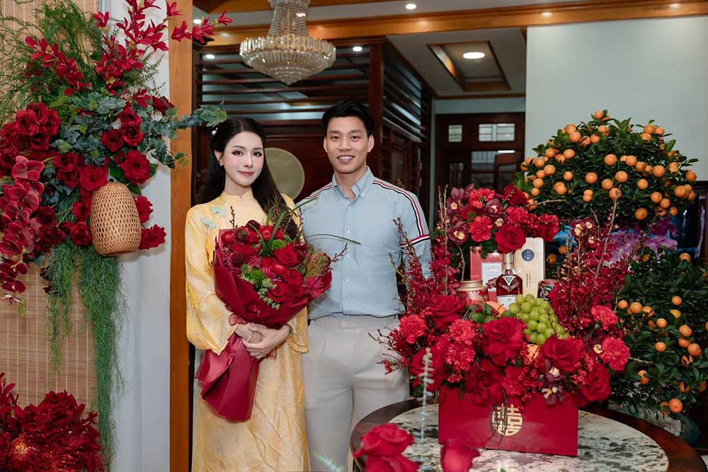 Defender Vu Van Thanh holds an engagement ceremony with his girlfriend in Hai Phong. Photo: NVCC