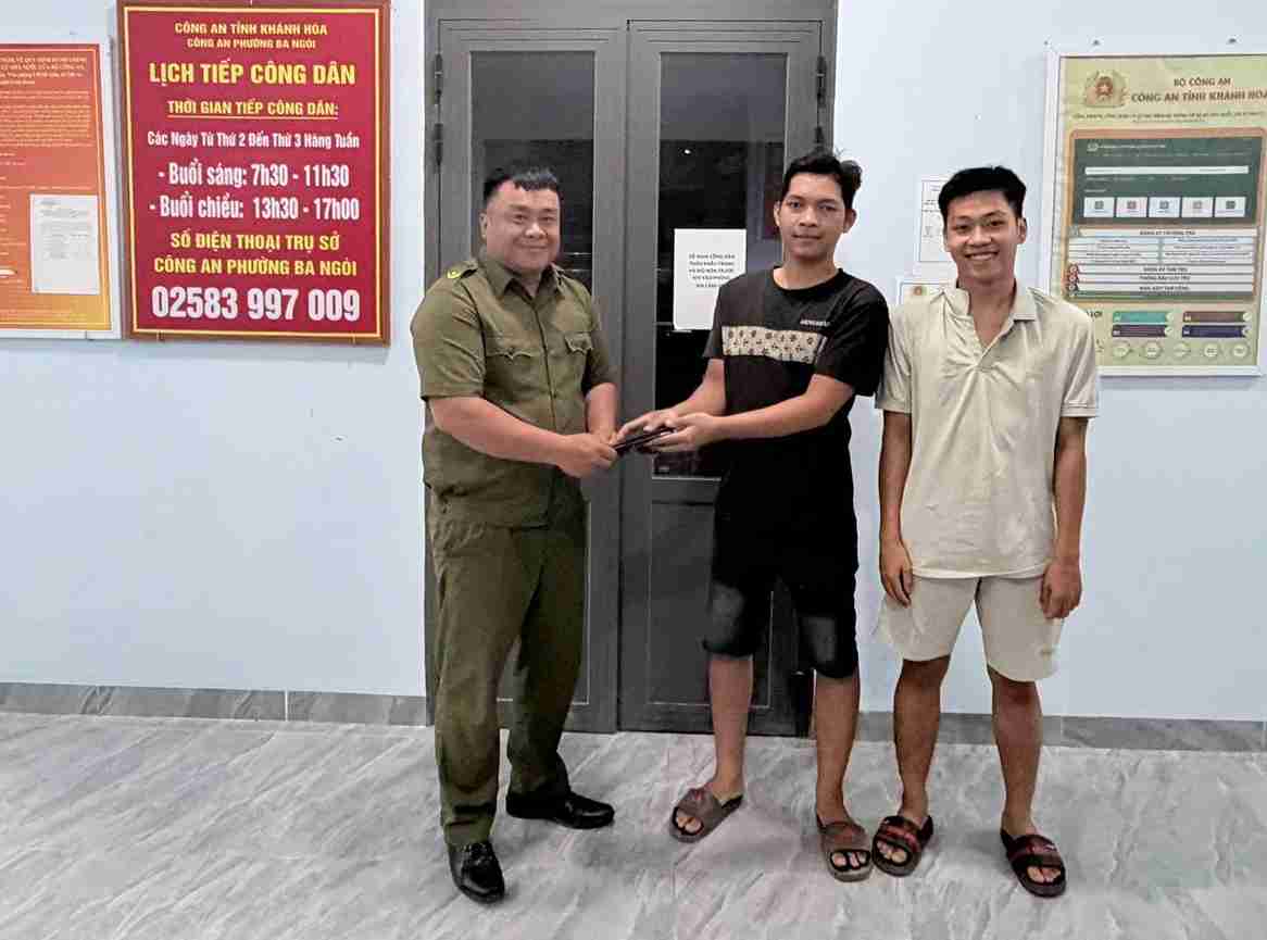 Functional agencies have just praised two young people who picked up lost items and returned them to the person who lost them. Photo: Ba Ngoi Police