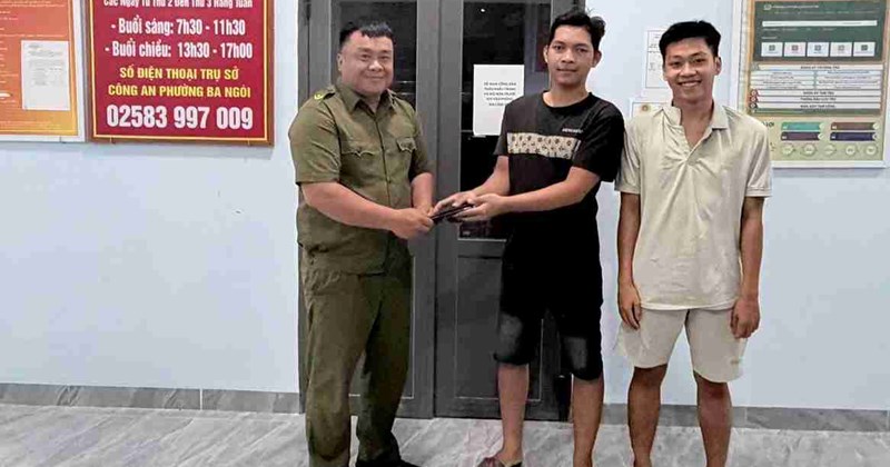Hà Nội: Khen thưởng hai bạn trẻ trả lại của rơi