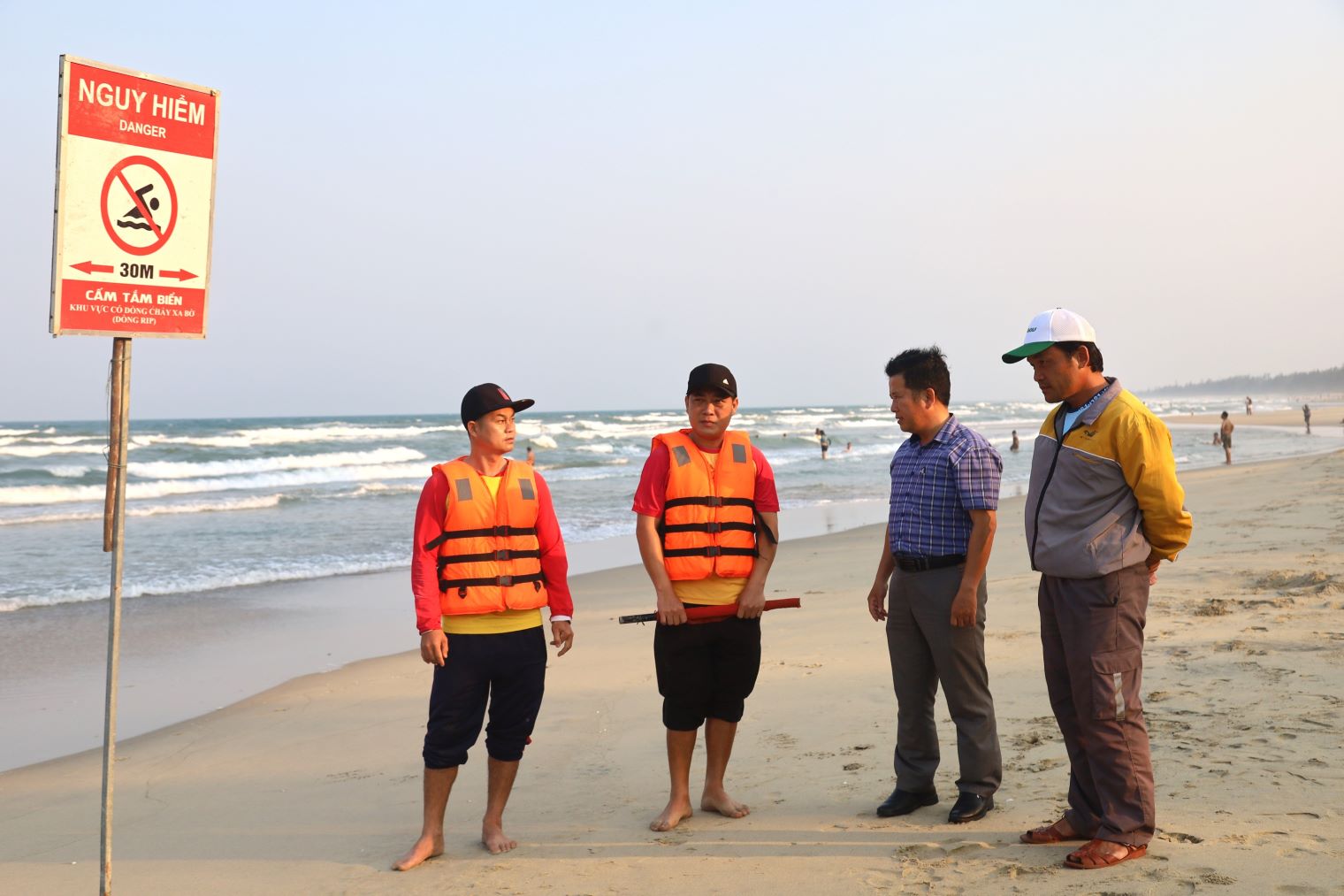 Localities in Da Nang, Quang Ngai, and Gia Lai have all strengthened supervision, rescue, and summer drowning prevention at beaches. Photo: Nguyen Thanh