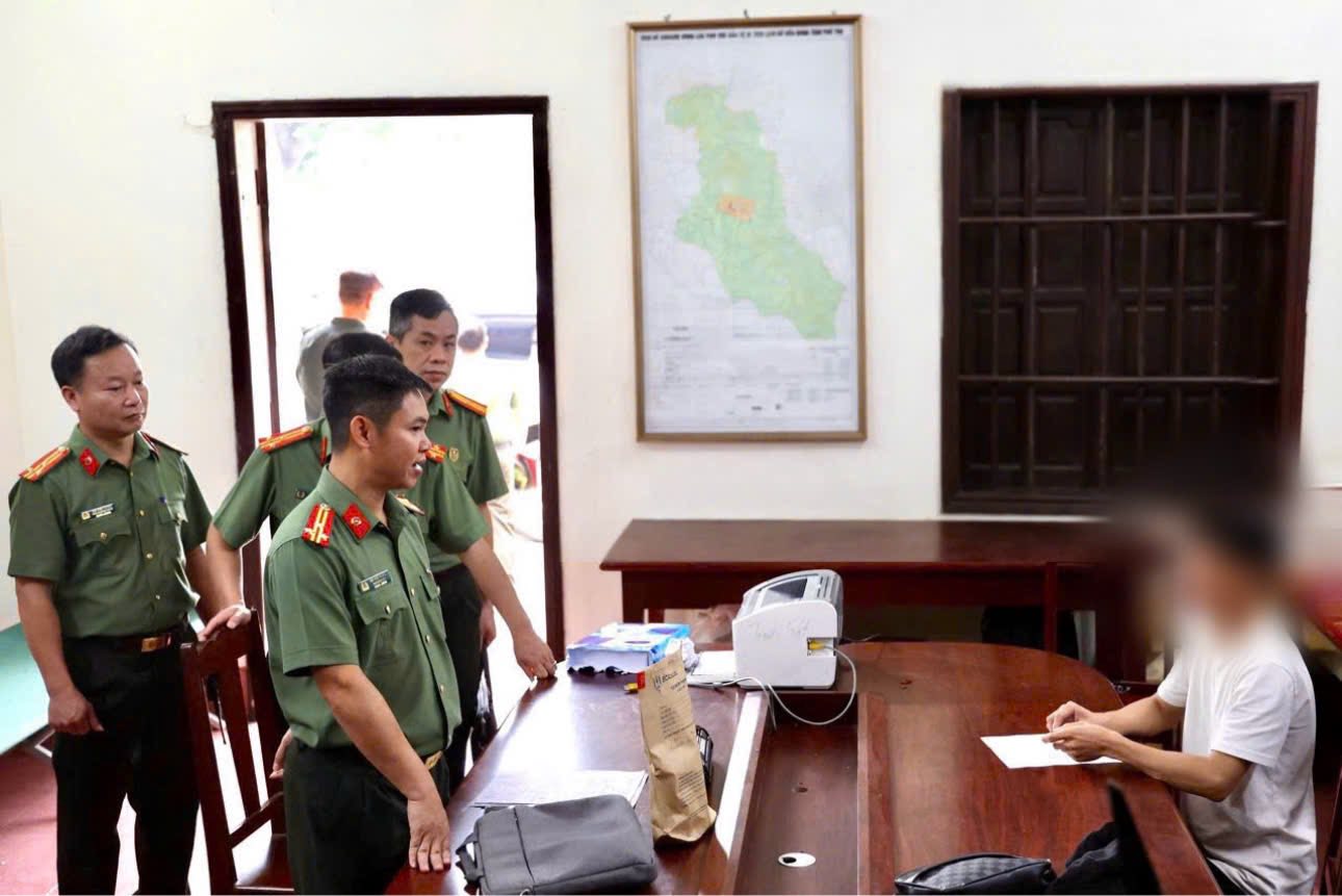 Công an tỉnh Phú Thọ làm việc với trường hợp sử dụng thiết bị bay không người lái trái phép tại khu vực Lễ hội Đền Hùng. Ảnh: Công an Phú Thọ 