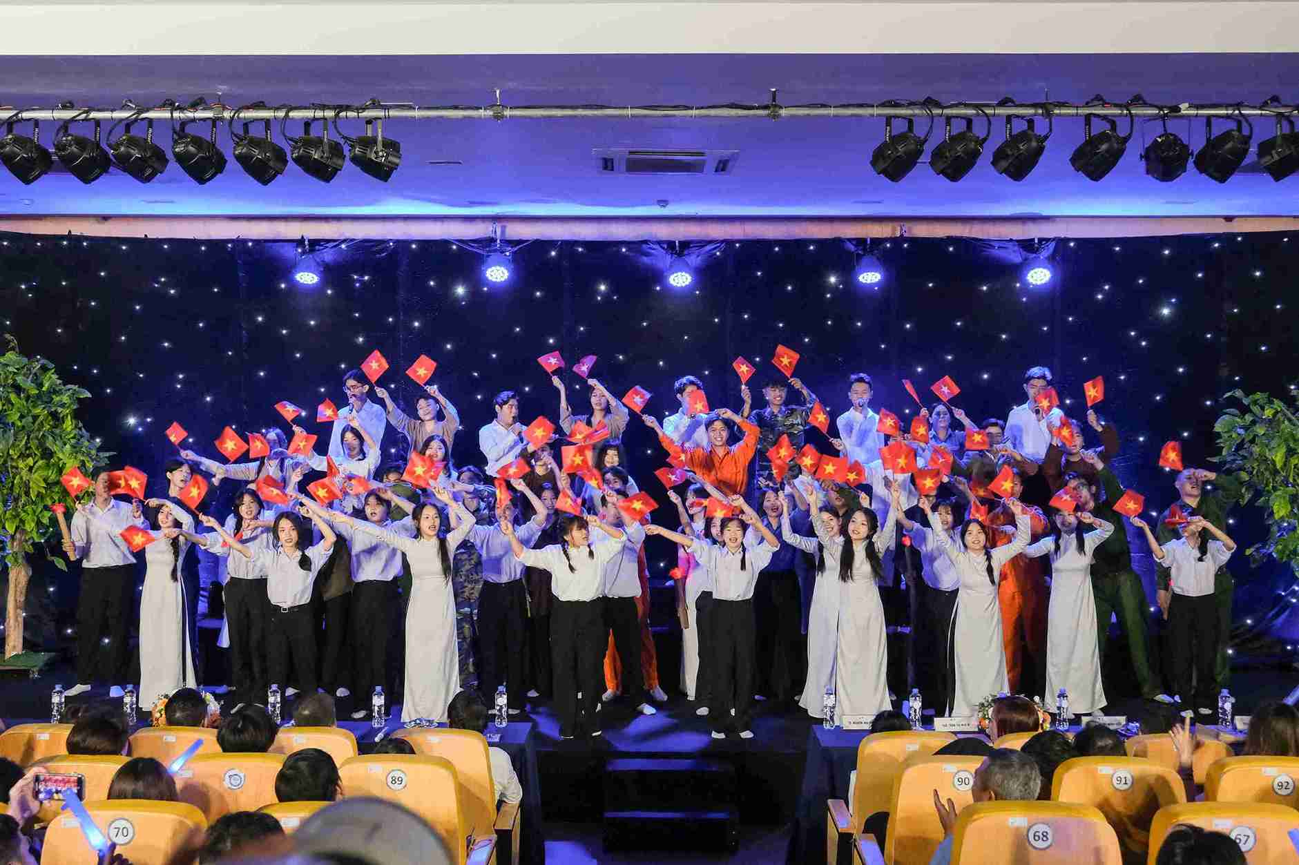 Sinh viên GDU học thật, làm dự án thật ngay tại giảng đường. Ảnh: Trung Nghĩa 