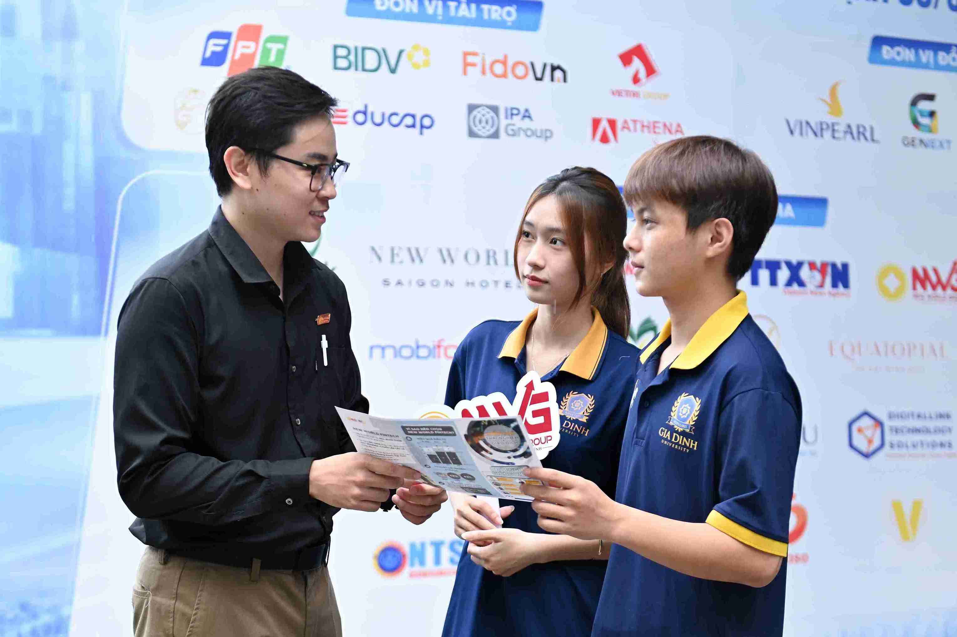 El Día de la Conexión Empresarial - Empleo crea condiciones para que los estudiantes de la Universidad de Gia Dinh se reúnan e intercambien directamente con las empresas. Foto: Trung Nghia