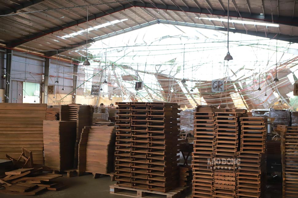 Nhà xưởng doanh nghiệp ở Gia Lai tan hoang sau bão số 13. Ảnh: Hoài Phương