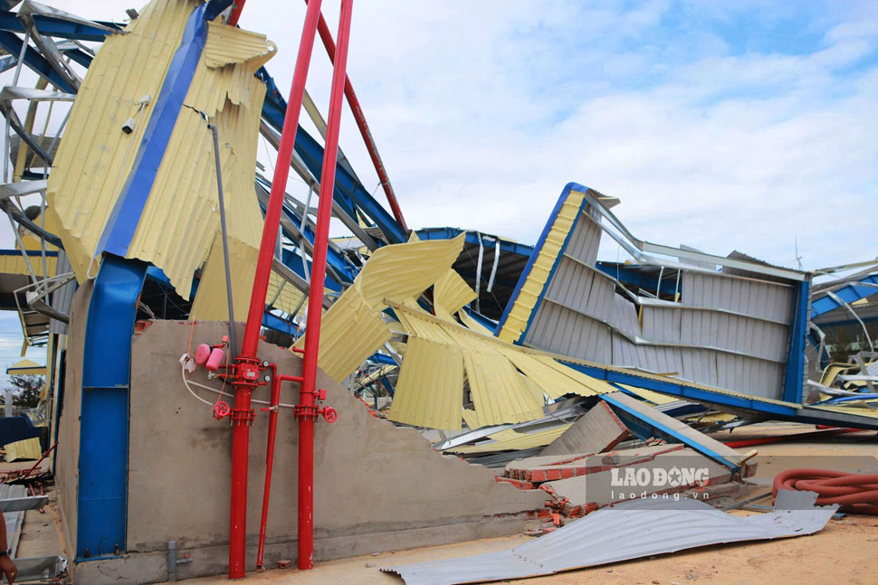 A series of companies in Nhon Hoi Economic Zone (Gia Lai province) suffered heavy damage after storm No. 13. Photo: Hoai Phuong