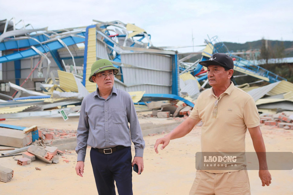 Chủ tịch UBND tỉnh Gia Lai Phạm Anh Tuấn (mũ xanh) kiểm tra tình hình thiệt hại tại Công ty TNHH CATRY Hồng Kông sau bão số 13 vào chiều 9.11.2025. Ảnh: Hoài Phương