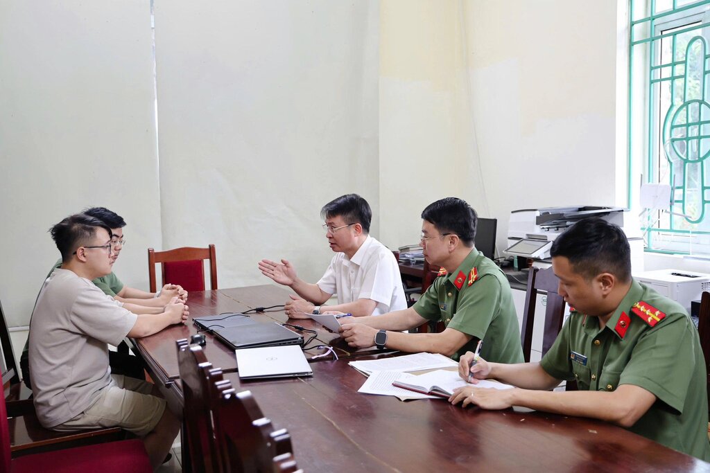 Công an tỉnh Phú Thọ lấy lời khai các đối tượng vụ lừa đảo trên sàn tiền ảo. Ảnh: Công an Phú Thọ