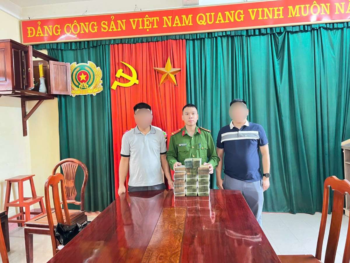 Thai Binh Ward Police and Mr. Q returned the entire amount of money mistakenly transferred to Mr. M. Photo: Hung Yen Police