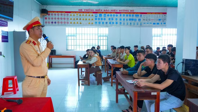 까오탄부 중령, 떠이닌성 공안 교통 경찰국, 시험 전 훈련생들에게 교통 안전 질서법 홍보. 사진: 민푸/TTXVN