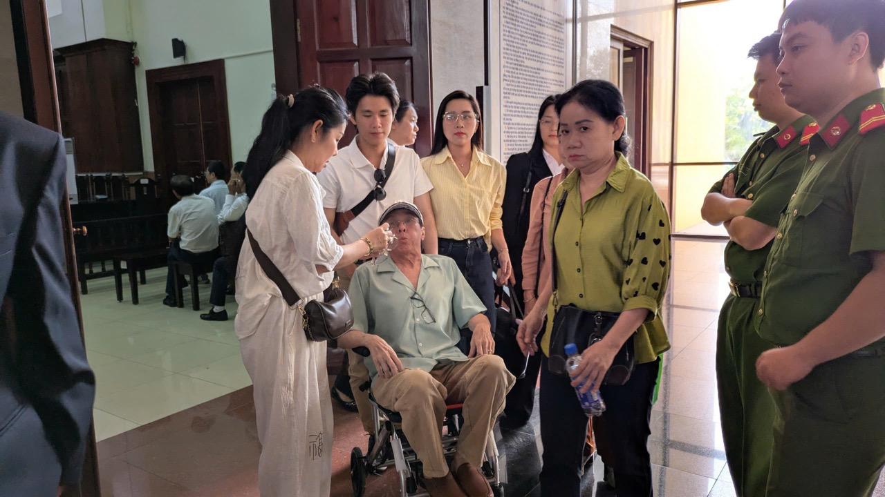 Gia đình Hồng Phượng và nghệ sĩ Tiểu Linh (em trai Vũ Linh) ra về sau khi phiên tòa bị hoãn. Ảnh: Anh Tú.