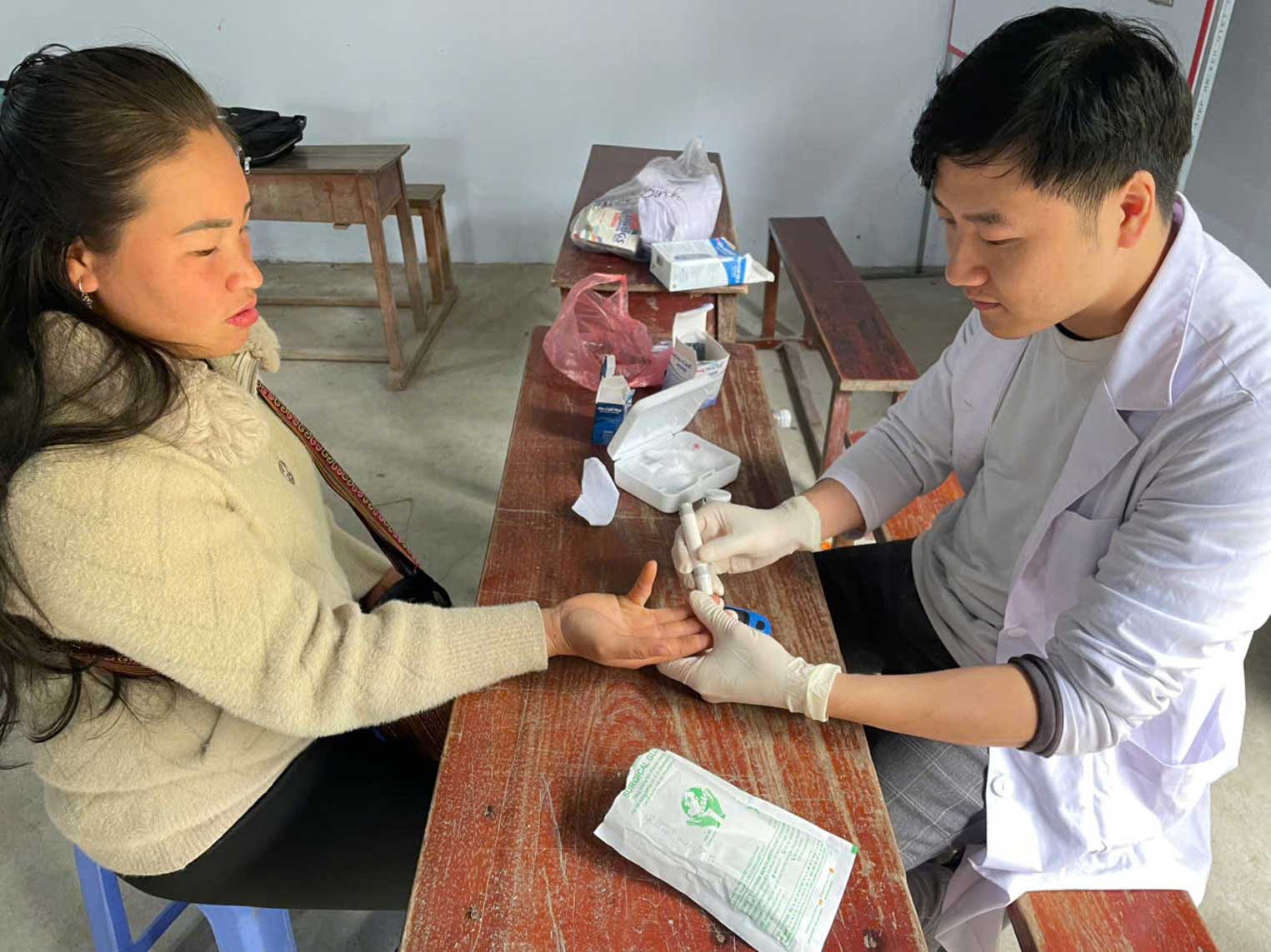 Người dân được khám sức khỏe ngay tại địa phương. Ảnh: CTTĐT xã Bản Hồ