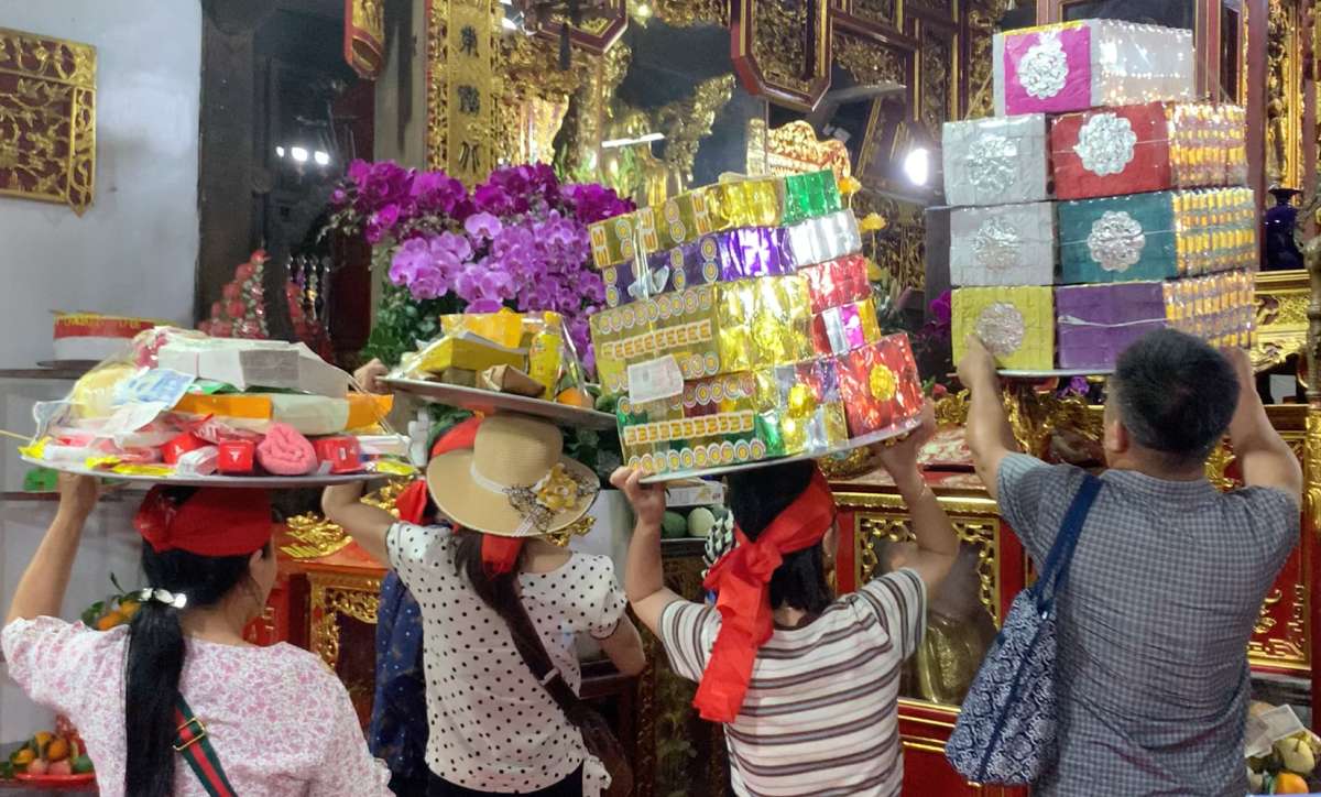 People flock to Phu Day Festival. Photo: Luong Ha