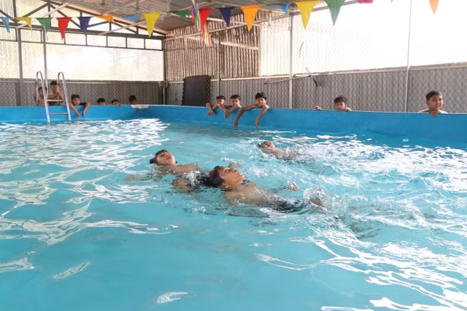 닥락성 쿠오당면 쭈반안 초등학교 4학년과 5학년 학생들은 교사로부터 주 2회 무료 수영 강습을 받습니다. 사진: 응우옌 융/TTXVN