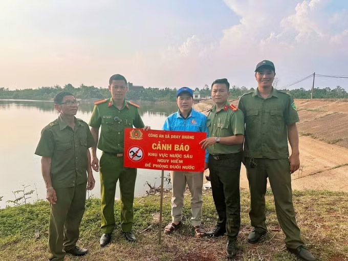 Công an xã Dray Bhăng, tỉnh Đắk Lắk cắm biển cảnh báo tại các ao, hồ, sông, suối... nơi có nguy cơ xảy ra đuối nước. Ảnh: TTXVN