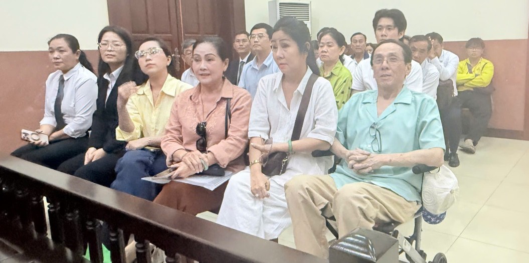 Singer Hong Phuong's family at the appellate trial. Photo: DI PY