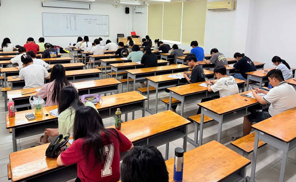 Học sinh lớp 9 tại TPHCM đang học thêm tại một trung tâm, chuẩn bị cho kỳ thi tuyển sinh vào lớp 10 năm học 2026-2027. Ảnh: Chân Phúc 