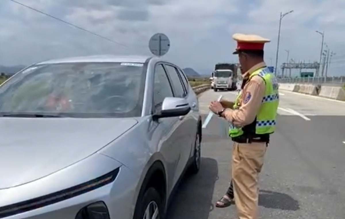 Cảnh sát Giao thông niêm phong phương tiện để tạm giữ. Ảnh: Phạm Duy 