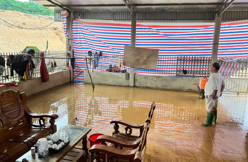 Sau những trận mưa, bùn đất khiến nhà dân lầy lội. Ảnh: Việt Bắc