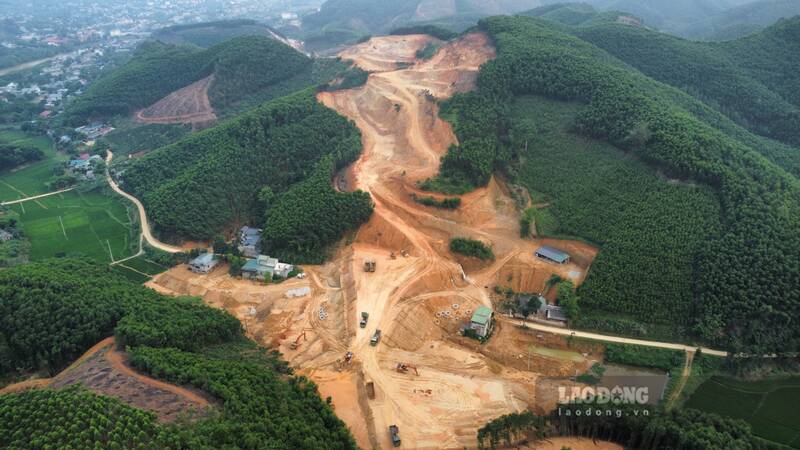 People anxiously living next to the Son Duong - Tan Trao road project construction site. Photo: Viet Bac