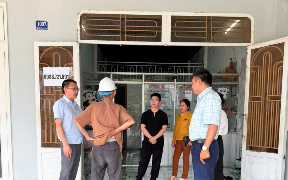 Cơ quan chức năng kiểm tra tại phòng khám răng Thái Bình. Ảnh: Cơ quan chức năng cung cấp 