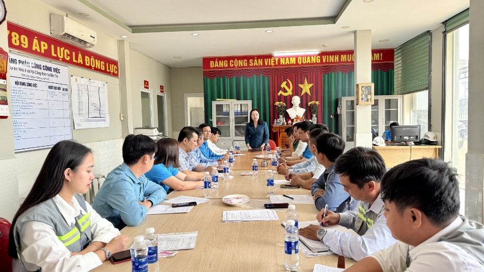 Bà Thái Thu Xương phát biểu tại buổi thăm, động viên công nhân Dự án nhà ở xã hội Công đoàn ở Vĩnh Long. Ảnh: Hoàng Lộc