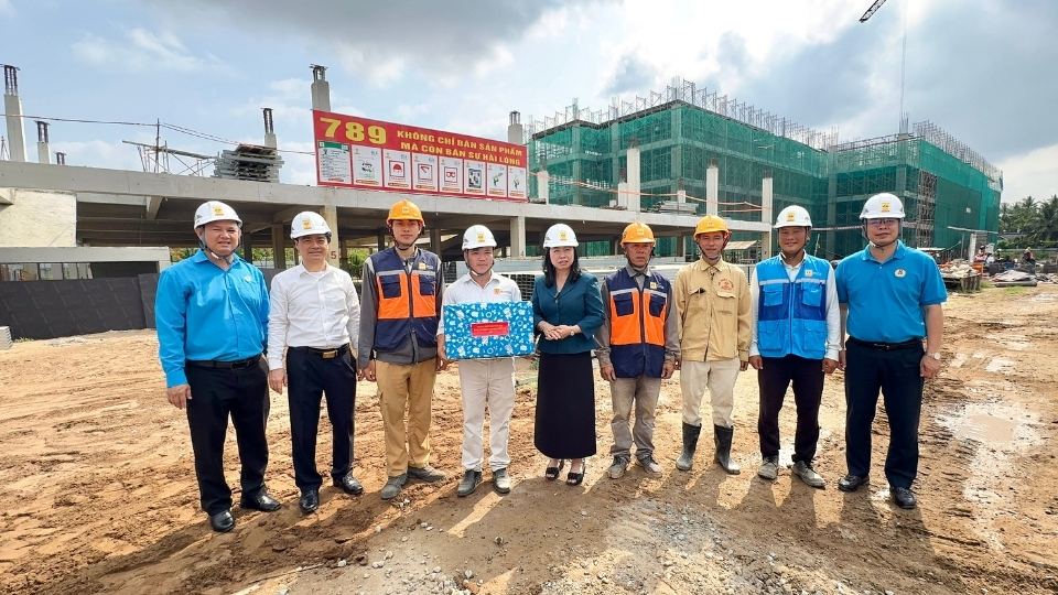 Ms. Thai Thu Xuong - Standing Vice President of the Vietnam General Confederation of Labor presents gifts and encourages workers at the construction site of the Trade Union Social Housing Project in Vinh Long. Photo: Hoang Loc