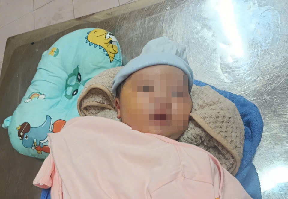 The People's Committee of Vu Phuc ward (Hung Yen province) issued a notice to find a replacement family for abandoned children. Photo: Thuc Quyen