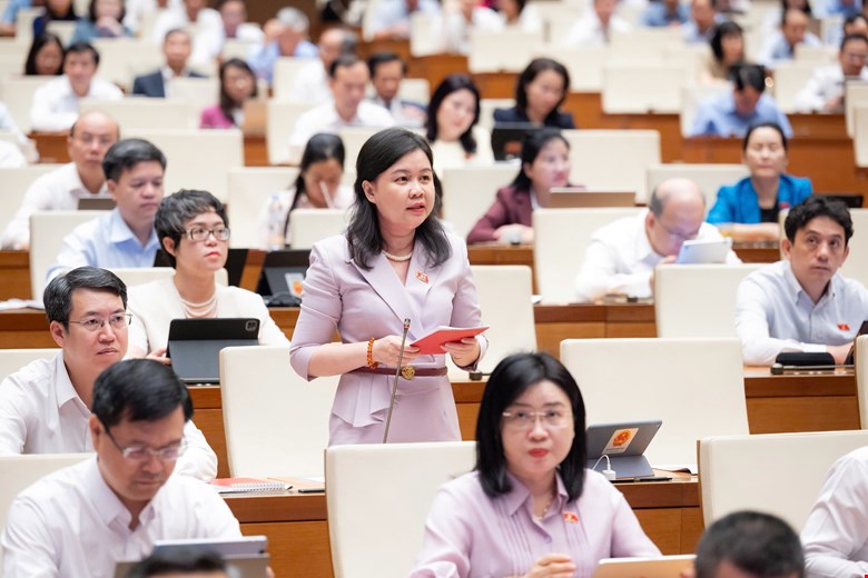 Đại biểu Nguyễn Phương Thủy phát biểu. Ảnh: Media Quốc hội