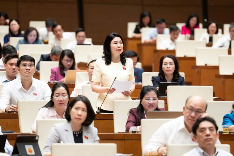 쩐티번 국회의원은 문화가 시장과 창의성의 흐름 속에 놓일 때만 진정으로 "살아난다"고 말했습니다. 사진: 미디어 국회