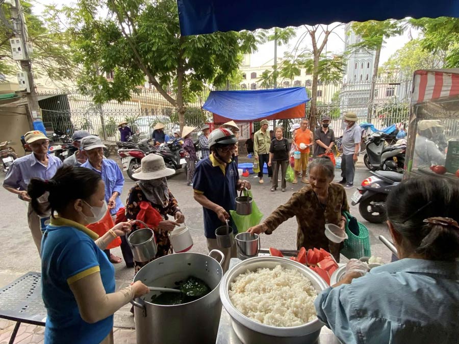 Quán cơm đều đặn phát suất ăn miễn phí cho người khó khăn. Ảnh: Nhân vật cung cấp