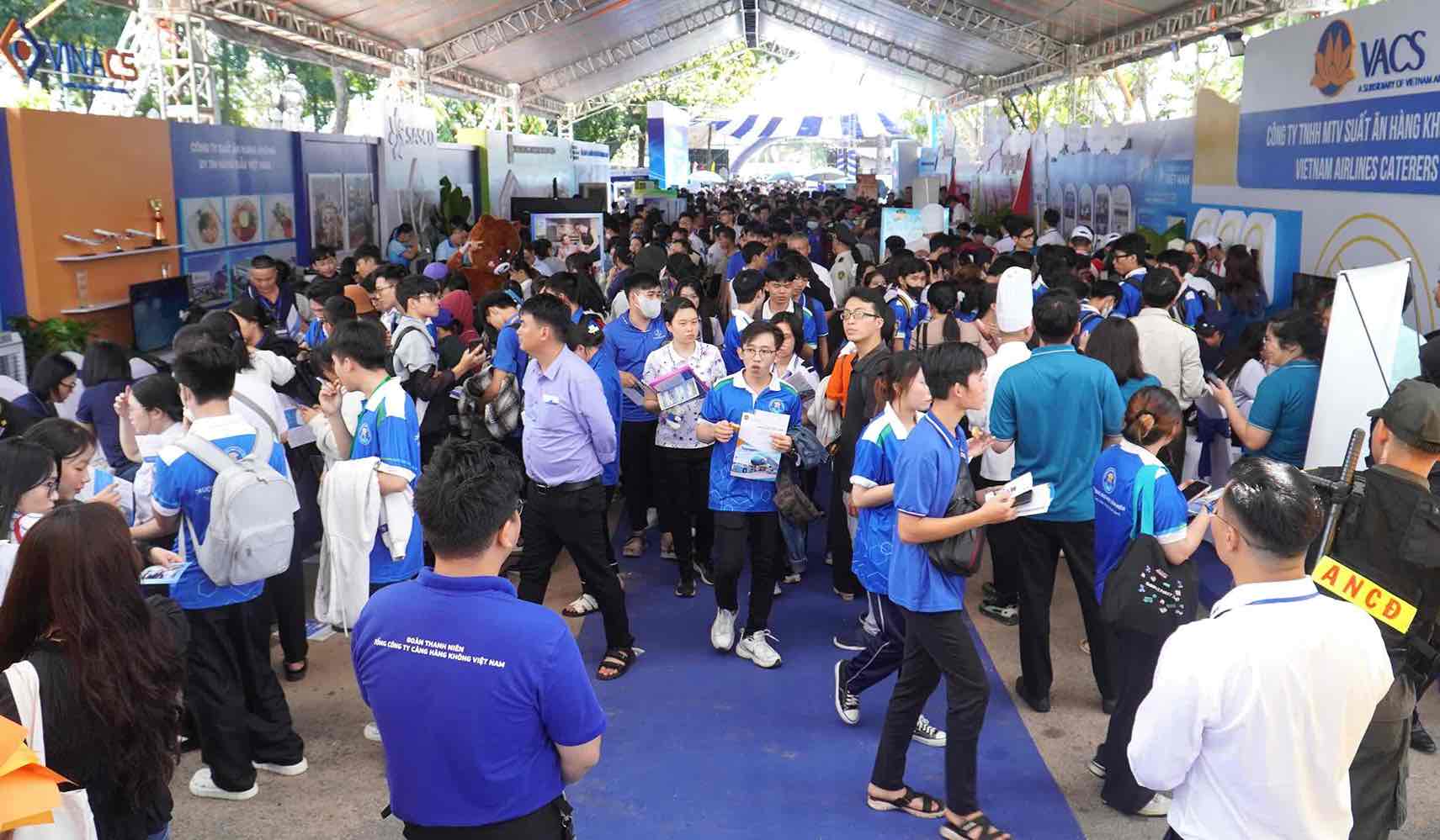 Hàng ngàn người tham gia ứng tuyển việc làm tại sân bay Long Thành khi dự án này sắp khai thác thương mại cuối năm 2026. Ảnh: HAC