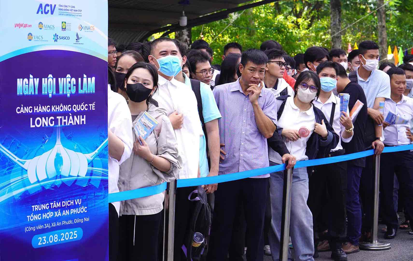 La journée d'emploi de l'aéroport de Long Thành en août 2025 à Đồng Nai a attiré la participation de milliers de candidats. Photo: HAC